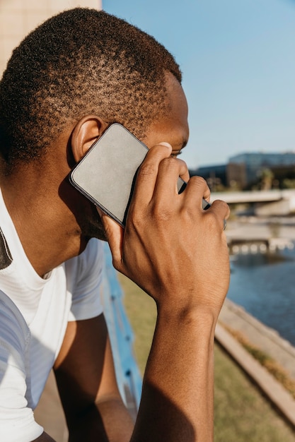 Zdjęcie close-up mężczyzna rozmawia przez telefon