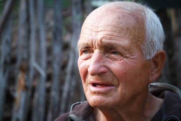 Close-up portret bardzo starego człowieka