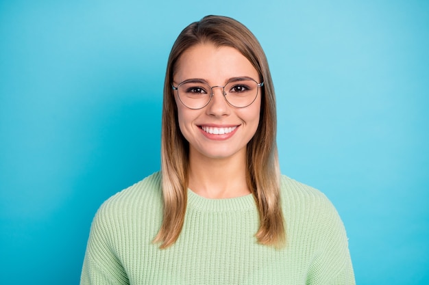 Close-up Portret Jej ładnie Wyglądającej Atrakcyjnej ślicznej ładnej Wesołej Wesołej Zawartości Blond Dziewczyna Nosząca Okulary Odizolowane Na Jasnym żywym Połysku żywy Niebieski Zielony Kolor Tła