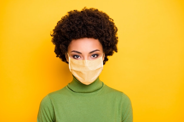 Close-up portret jej ona atrakcyjna zdrowa falista dziewczyna nosi maskę bezpieczeństwa wielokrotnego użytku biohazard zagrożenie zanieczyszczenie powietrza środowisko na białym tle żywe jasne żywe połysk żółty kolor tła