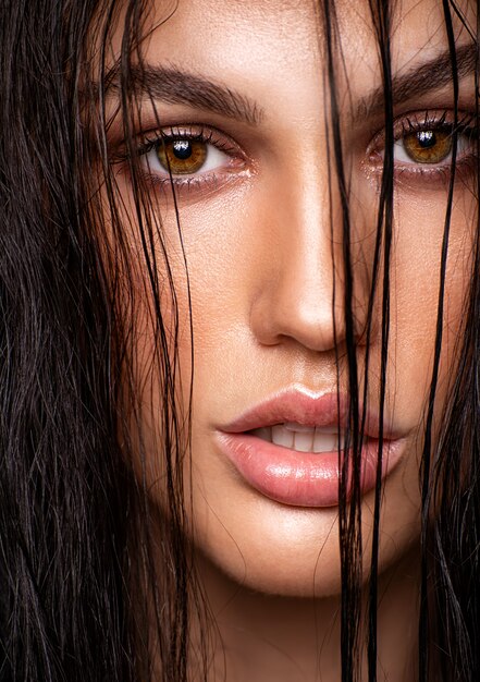 Close-up - portret ładnej brunetki z mokrymi włosami