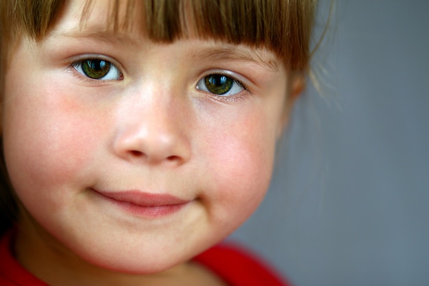 Close-up portret ładnej małej dziewczynki