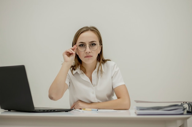 Close-up portret menedżera młodych kobiet pewność biura w jej miejscu pracy, gotowy do wykonywania zadań biznesowych.