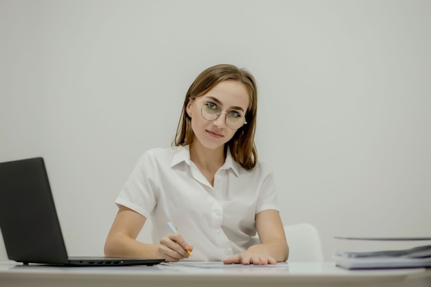 Close-up portret menedżera młodych kobiet pewność biura w jej miejscu pracy, gotowy do wykonywania zadań biznesowych.