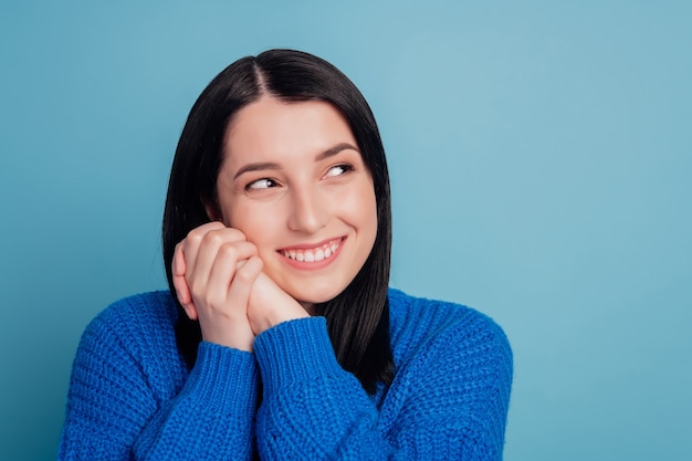 Close-up portret młodej kobiety przypadkowy portret w pozytywnym widoku duży uśmiech piękny odizolowany na niebieskim tle koloru