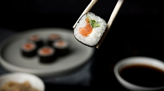 Zdjęcie close-up pyszne sushi roll z warzywami i ryżem