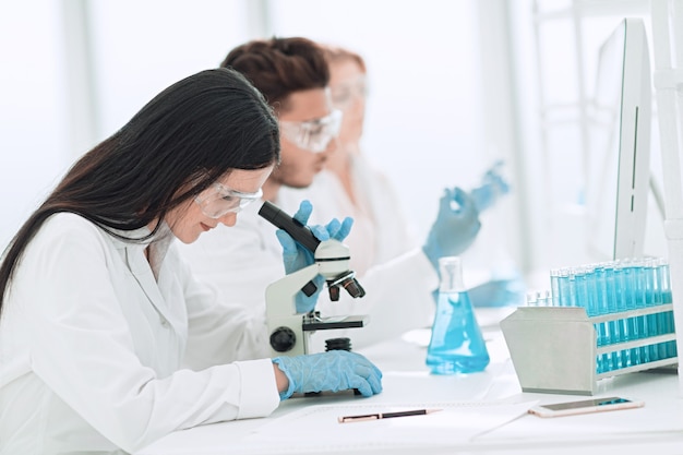 Close Up.scientists I Pracownicy Laboratorium Siedzący Przy Stole Laboratoryjnym. Nauka I Zdrowie