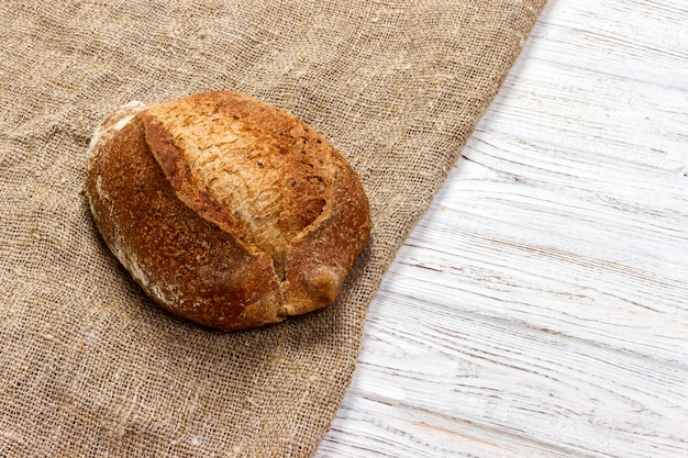 Close-up tradycyjnego świeżego chleba. widok z góry