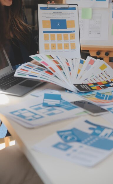 Close up ux developer i ui designer używają rozszerzonej rzeczywistości brainstorming o interfejsie aplikacji mobilnej wireframe design na biurku w nowoczesnym biurzeCreative digital development agency