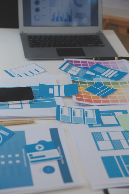 Close up ux developer i ui designer używają rozszerzonej rzeczywistości brainstorming o interfejsie aplikacji mobilnej wireframe design na biurku w nowoczesnym biurzeCreative digital development agency