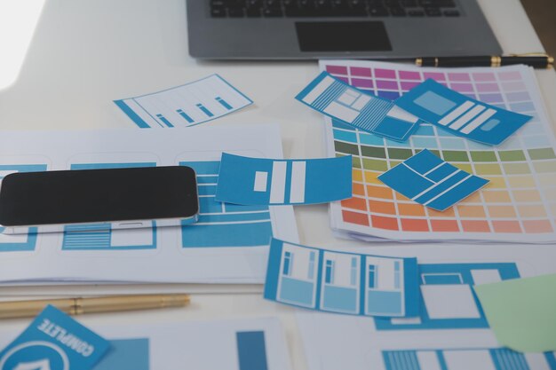 Close up ux developer i ui designer używają rozszerzonej rzeczywistości brainstorming o interfejsie aplikacji mobilnej wireframe design na biurku w nowoczesnym biurzeCreative digital development agency