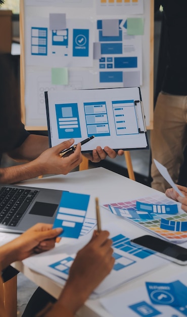Close up ux developer i ui designer używają rozszerzonej rzeczywistości brainstorming o interfejsie aplikacji mobilnej wireframe design na biurku w nowoczesnym biurzeCreative digital development agency