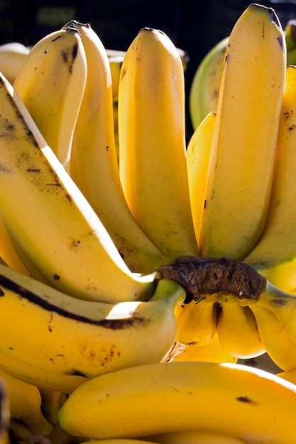 Zdjęcie close-up z banana pęczek na straganie ulicy