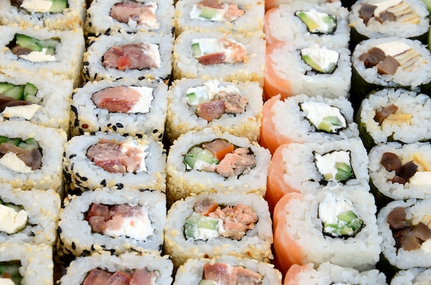 Close-up Z Wielu Rolek Sushi Z Różnymi Nadzieniami