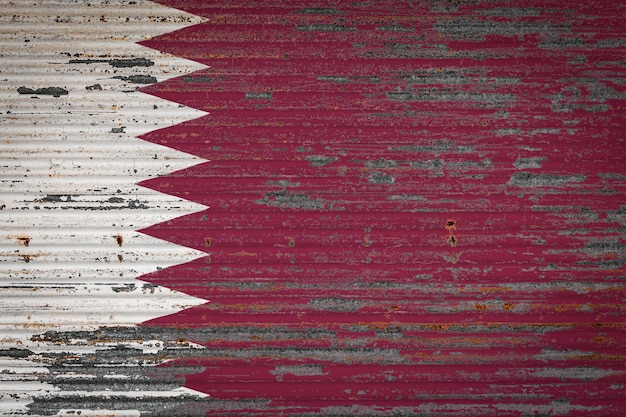 Zdjęcie closeup starej metalowej ściany z flagą narodową bahrajnu koncepcja bahrajnu eksport-import magazynowanie towarów i krajowa dostawa towarów flaga w stylu grunge