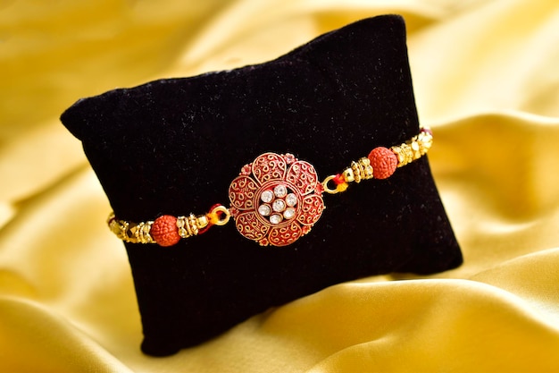 Zdjęcie closuep metalowej koncepcji rakhi raksha bandhan