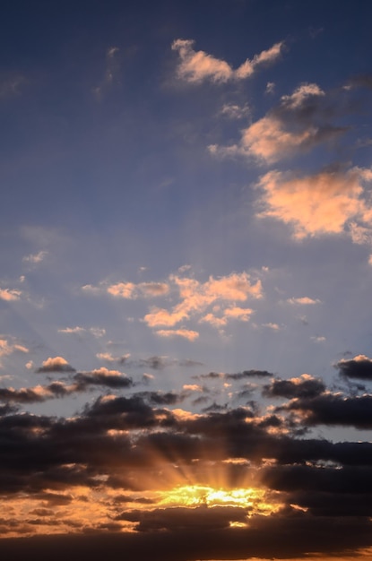 Cloudscape, kolorowe chmury o zachodzie słońca w pobliżu oceanu