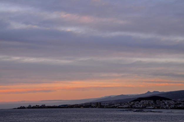 Cloudscape, kolorowe chmury o zachodzie słońca w pobliżu oceanu