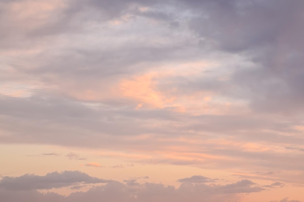 Cloudscape, kolorowe chmury o zachodzie słońca w pobliżu oceanu