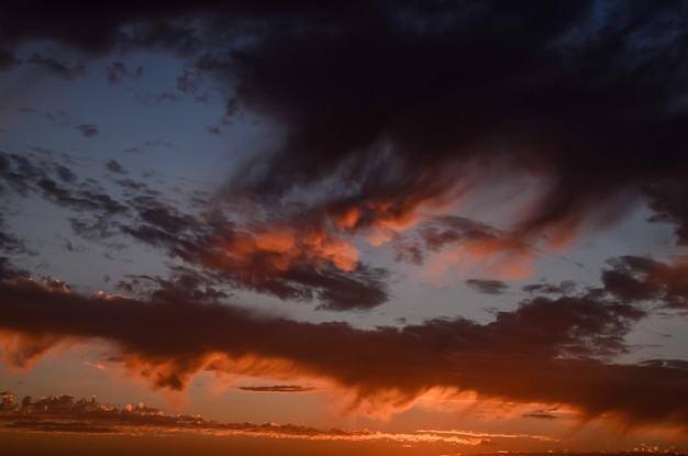 Cloudscape, kolorowe chmury o zachodzie słońca w pobliżu oceanu