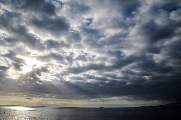 Cloudscape, kolorowe chmury o zachodzie słońca w pobliżu oceanu