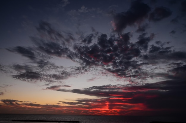 Cloudscape, kolorowe chmury o zachodzie słońca w pobliżu oceanu