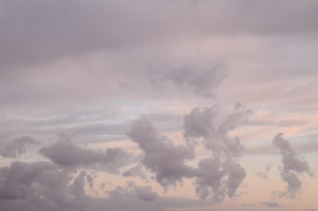 Cloudscape, kolorowe chmury o zachodzie słońca w pobliżu oceanu