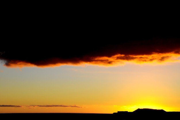 Cloudscape, kolorowe chmury o zachodzie słońca w pobliżu oceanu