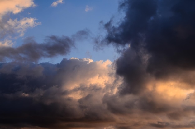 Cloudscape, kolorowe chmury o zachodzie słońca w pobliżu oceanu