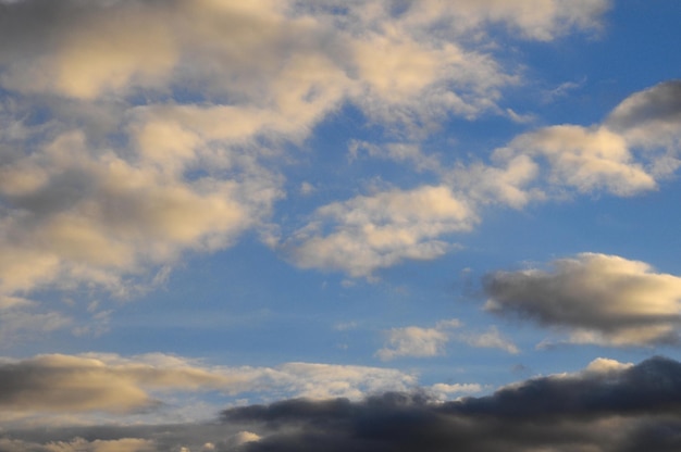 Cloudscape, kolorowe chmury o zachodzie słońca w pobliżu oceanu