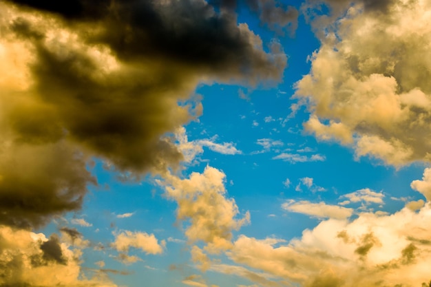 Cloudscape, kolorowe chmury o zachodzie słońca w pobliżu oceanu