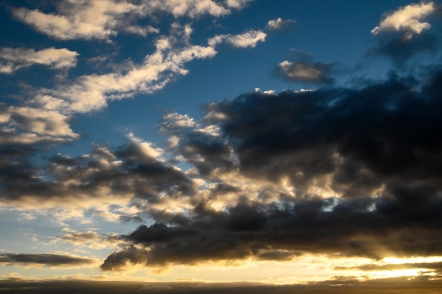 Cloudscape, kolorowe chmury o zachodzie słońca w pobliżu oceanu