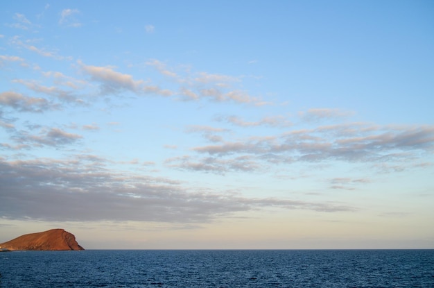 Cloudscape, kolorowe chmury o zachodzie słońca w pobliżu oceanu