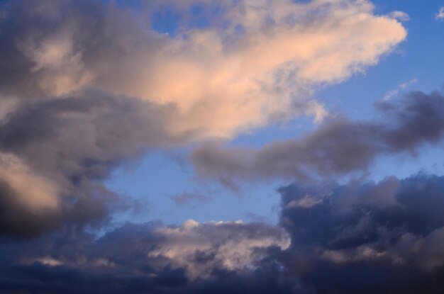 Cloudscape, kolorowe chmury o zachodzie słońca w pobliżu oceanu