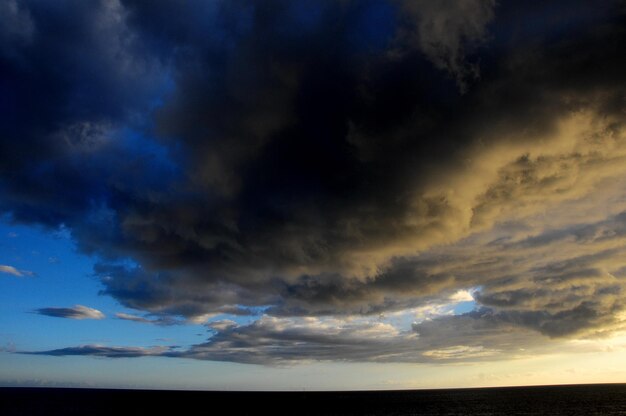 Cloudscape, kolorowe chmury o zachodzie słońca w pobliżu oceanu