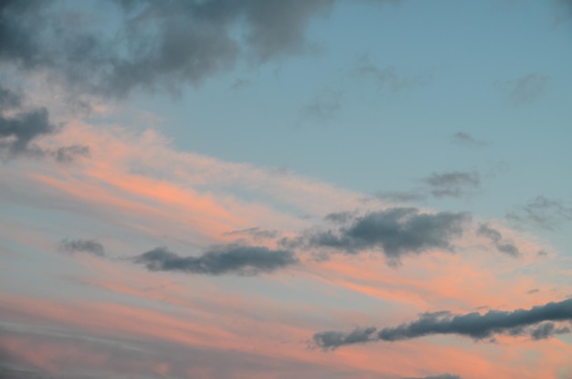 Cloudscape, kolorowe chmury o zachodzie słońca w pobliżu oceanu