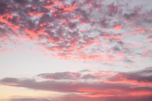 Cloudscape, kolorowe chmury o zachodzie słońca w pobliżu oceanu