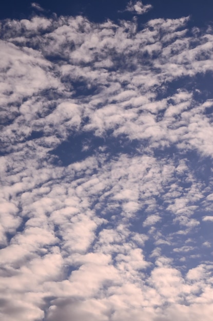 Cloudscape, kolorowe chmury o zachodzie słońca w pobliżu oceanu