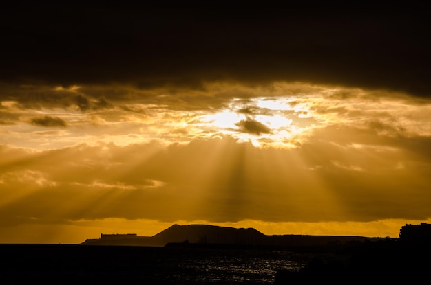 Cloudscape, kolorowe chmury o zachodzie słońca w pobliżu oceanu