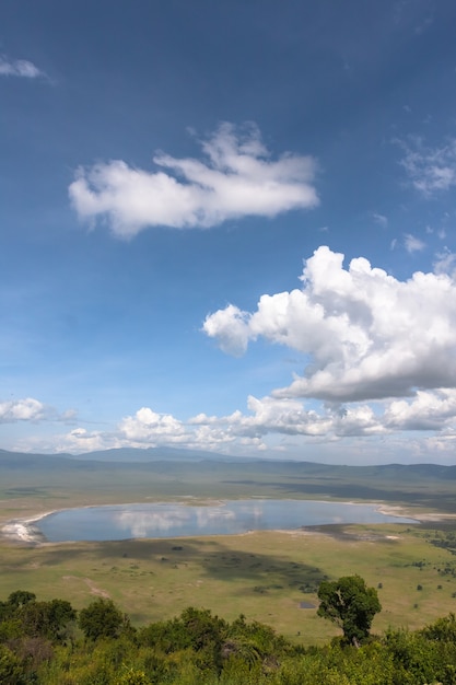 CloudScape krateru NgoroNgoro. Jezioro znajduje się wewnątrz krateru. Tanzania, Afryka