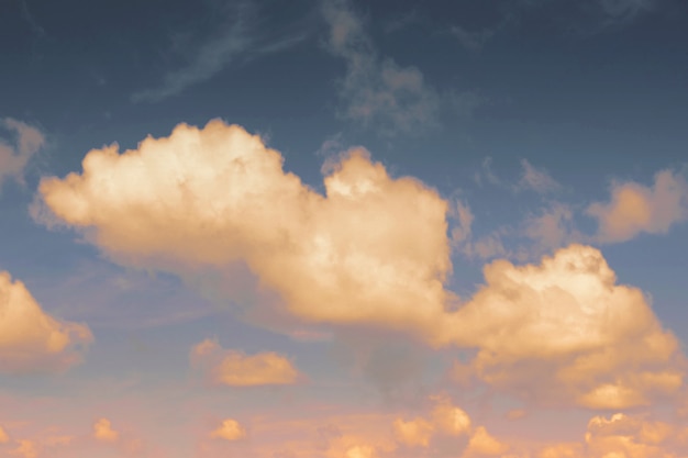 Cloudscapes z promieniami słonecznymi na tle niebieskiego nieba