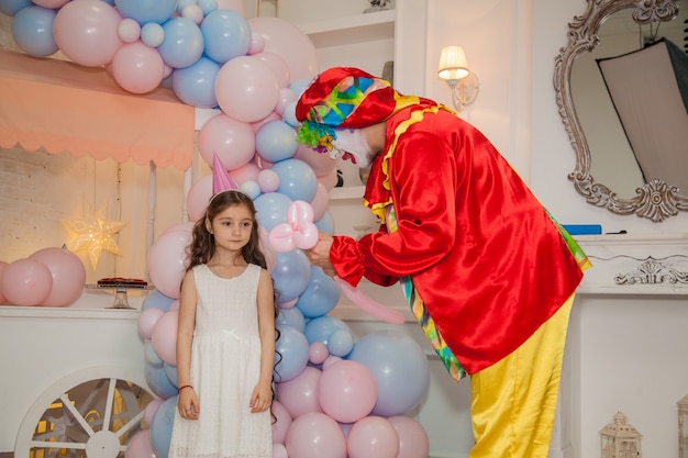 Clown boy na wakacjach u małej bawiącej się dziewczynki