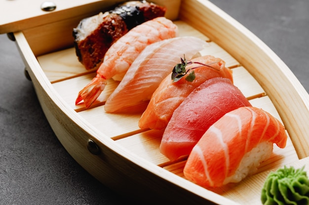 Clsoe się z nigiri sushi na talerzu