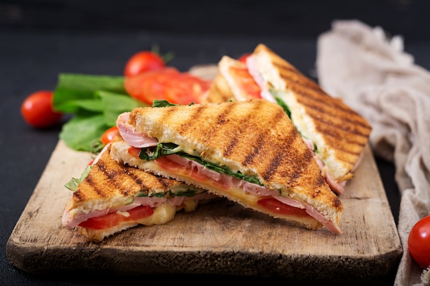 Club sandwich panini z szynką, pomidorem, serem i bazylią.