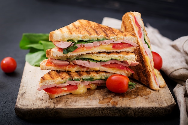 Club sandwich panini z szynką, pomidorem, serem i bazylią.