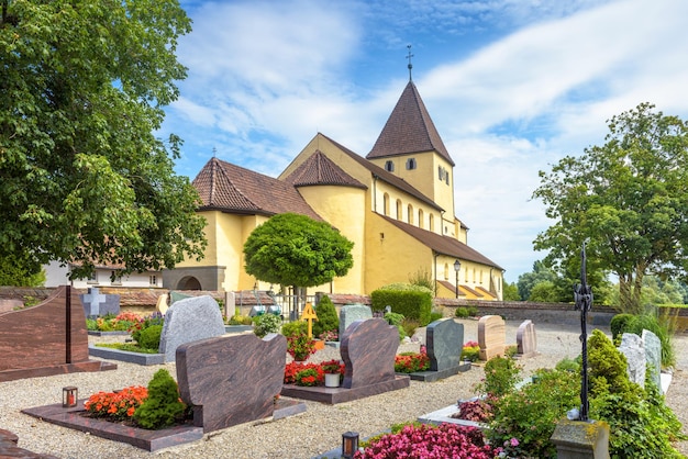 Cmentarz przy starym kościele św. Jerzego na wyspie Reichenau w Niemczech