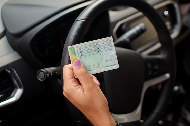 Zdjęcie cnh krajowe prawo jazdy znane również jako prawo jazdy jest oficjalnym dokumentem, który w brazylii potwierdza zdolność obywatela do prowadzenia pojazdów silnikowych lądowych