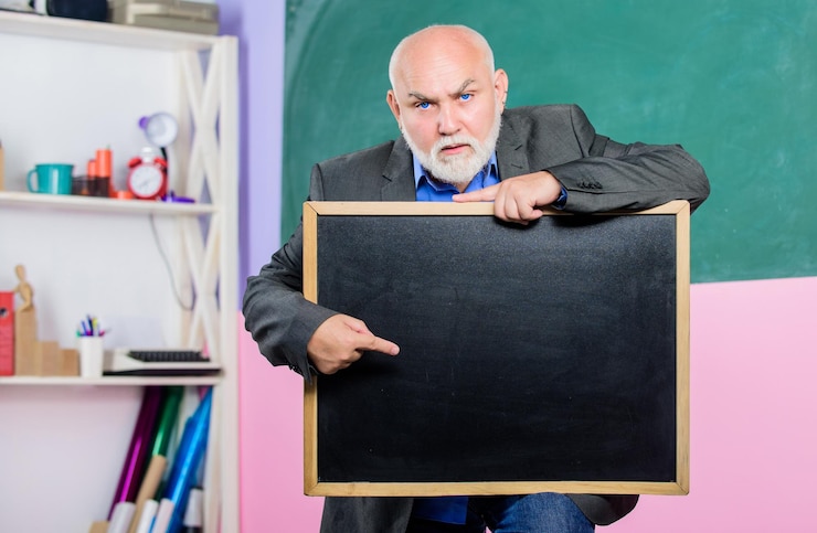 Zdjęcie co to jest powrót do szkoły koncepcja edukacji starszy nauczyciel z pustym miejscem na tablicę do kopiowania miejsca dojrzały nauczyciel trzyma tablicę informacji o wynikach egzaminu i ukończenia szkoły