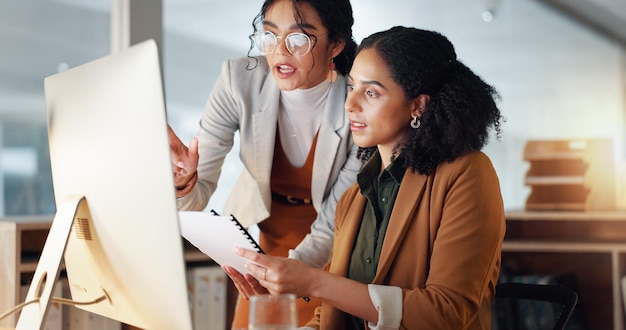 Zdjęcie coaching komunikacyjny i kobiety w biznesie z dokumentami do szkolenia i zarządzania projektami na laptopie instrukcja mentor lub lider rozmawiający z kolegą z papierami do sprawozdania w biurze