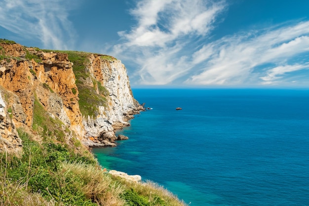 Zdjęcie coastal majesty panoramiczny gobelin z pięknymi klifami oferującymi zapierające dech w piersiach widoki na morze